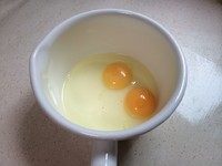 1、蜜红豆饼,两个鸡蛋加入白糖用打蛋器搅打均匀