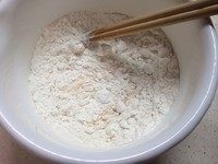 2、蜜红豆饼,加入面粉后一边加牛奶（常温）一边朝一个方向搅拌
