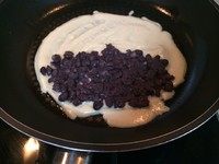 5、蜜红豆饼,在表面糊糊还未完全凝固时，迅速在半圆饼皮上均匀铺上一层蜜红豆，用平底铲将另外一半饼皮折叠，开口处轻轻压一压，使其粘合，这样蜜豆不会掉出来。然后两面轮换烙成金黄色，可用平底铲不停轻压饼身，使内部熟透