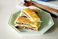 6、蜜红豆饼,半圆形的烙饼出锅后可趁热用切面包的锯齿刀切件，这样可看到里面一粒粒红豆，更诱人哦。