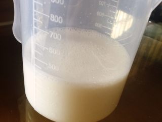 1、冰淇淋（无奶油版）,准备400ml牛奶