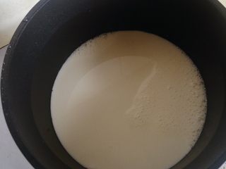 2、冰淇淋（无奶油版）,倒入奶锅微微煮开关火