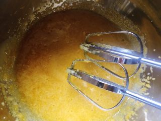 3、冰淇淋（无奶油版）,蛋黄两个加糖打发，关于糖的用量，如果自己无法确定，可以先少加一点，后面还是可以酌情添加。