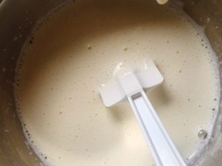 6、冰淇淋（无奶油版）,牛奶不要一下子全部倒入，等一部分牛奶和蛋黄搅拌均匀了，再把余下的牛奶全部倒入。
