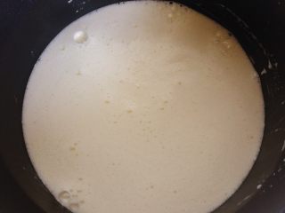 7、冰淇淋（无奶油版）,把混合均匀的奶糊重新倒入奶锅