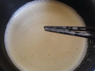 8、冰淇淋（无奶油版）,开小火，用木勺或筷子不断搅拌，以防粘底，这个时候也可以尝一下甜度，按自己的喜好加糖。