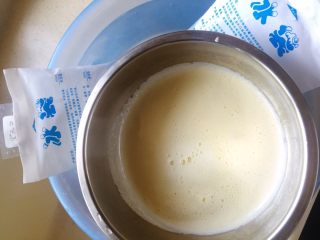 10、冰淇淋（无奶油版）,把奶液（其实已经是冰淇淋液了）倒出放冰水里冷却。当然常温下冷却也可以，我是着急做完好收工就放冰水里了。