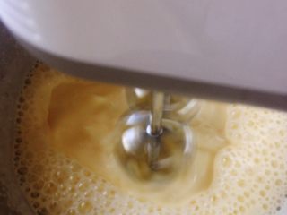 11、冰淇淋（无奶油版）,放凉以后，用打蛋器快速搅打2、3分钟，再慢速搅打个4、5分钟。但我感觉这一步不做似乎也没有关系啊，更省事，对于没有电动打蛋器的朋友来说就省了吧，没事。