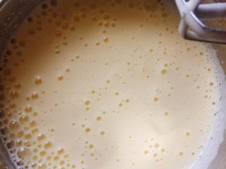 12、冰淇淋（无奶油版）,搅打好的冰淇淋液放冰箱冷冻，说是最好过滤一下，这样会没有气泡啥的，我是统统省略了，自己吃，有气泡也没关系，不讲究，因为成品根本不影响。讲究一点隔个一小时拿出来再搅拌一下这样搅拌个三四次，当然再懒一点直接冻硬就得了。咱是属于又想吃好吃的，又想不麻烦的，对吧，毕竟大热天哦，你懂的！