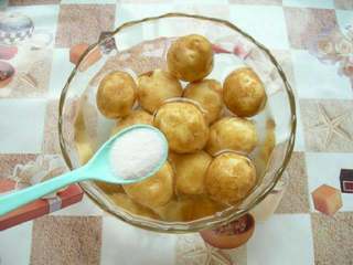 1、土豆沙拉,煮土豆 洗净土豆，煮到土豆皮开始脱落为止。