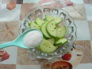 2、土豆沙拉,准备黄瓜 在切好的黄瓜内放入盐，腌10分钟左右。