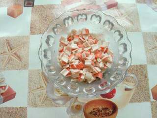 3、土豆沙拉,准备蟹肉棒 竖着用手撕开几部分后，再切成小块。