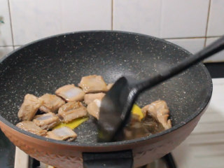 3、懒人糖醋排骨,翻炒变色（微微金黄）