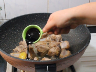 5、懒人糖醋排骨,加入老抽翻炒上色