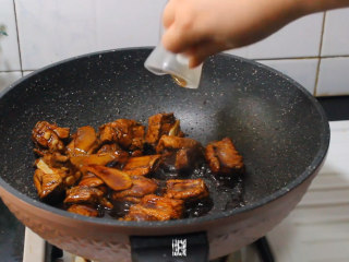 6、懒人糖醋排骨,加入黑米醋翻炒均匀