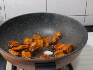 7、懒人糖醋排骨,加入白糖