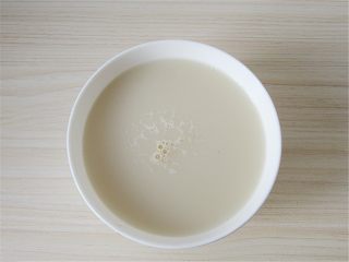 2、小鸡馒头,3克酵母粉放入温水搅匀放置5分钟