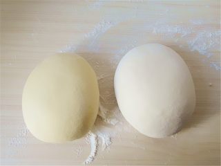 8、小鸡馒头,取出加入普通少许干面粉揉和排气