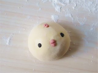 11、小鸡馒头,取白面团3克加入少许红曲粉揉成红色面团做小鸡的嘴巴和鸡冠或头上的蝴蝶结，眼睛可以蒸好后用海苔贴，也可以用白面团加少许黑巧粉揉成黑面团粘上