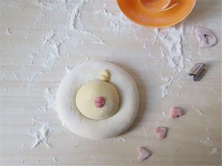 12、小鸡馒头,还可以用甜甜圈模具做成鸡妈妈抱小鸡的样子哦