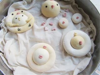 13、小鸡馒头,锅内加入温水，放上蒸笼后盖上盖子进行二发醒20分钟