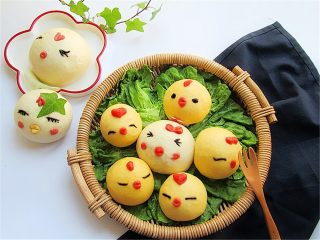 14、小鸡馒头,开大火烧开之后转中火，蒸20分钟。蒸好之后放5分钟再揭盖取出放凉，用巧克力笔添画表情