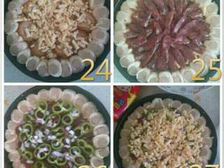 9、自制披萨,再放一次芝士,放风肠干,辣椒,再放一层芝士,进烤箱中层180度20分钟。