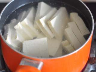 4、五花肉豆腐锅,豆腐切片,下锅煮1分钟捞出。