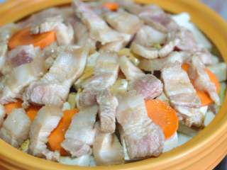 11、五花肉豆腐锅,最后将腌好的五花肉摆在最上面,开小火加热,直到锅底沸腾。