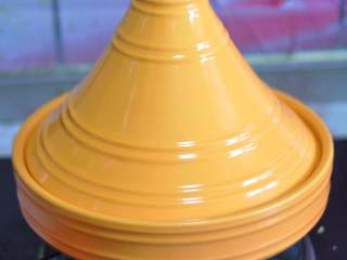 12、五花肉豆腐锅,锅开后,盖上塔吉锅的上盖,用小火加热8分钟,关火焖10分钟。