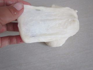 2、黑芝麻酥饼,材料混合均匀，揉至可以拉出薄膜状态。包上保鲜膜静置30分钟。