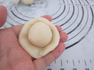 7、黑芝麻酥饼,把酥皮按扁包上油酥收口朝下。