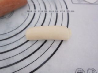 10、黑芝麻酥饼,从上往下卷起。