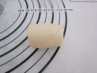 13、黑芝麻酥饼,从上往下卷成筒状