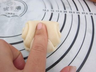 15、黑芝麻酥饼,拿出饼用手指按住中间。