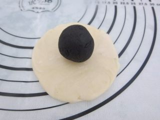 17、黑芝麻酥饼,擀成圆形饼状。放上芝麻馅。