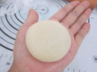 20、黑芝麻酥饼,用掌心稍稍按扁。