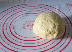 3、酥香小麻花 ,揉成面团后饧至20分钟。