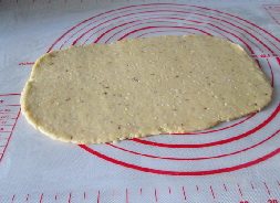 4、酥香小麻花 ,取一部分面团擀成长方形。稍微薄一些。