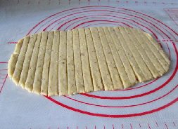 5、酥香小麻花 ,切成0.5厘米的小条。