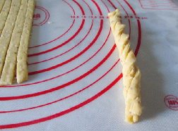 6、酥香小麻花 ,以3根面条为一组，拧成麻花状的长条。