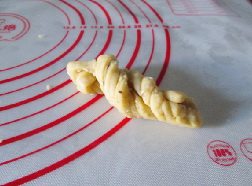 7、酥香小麻花 ,再将长条对折，再拧一次。