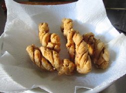 9、酥香小麻花 ,放入吸油纸中，吸取多余的油脂即可。