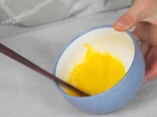 3、杂蔬米饭蛋卷,鸡蛋打散。