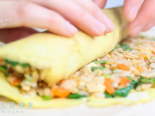 4、杂蔬米饭蛋卷,铺满后卷起来。