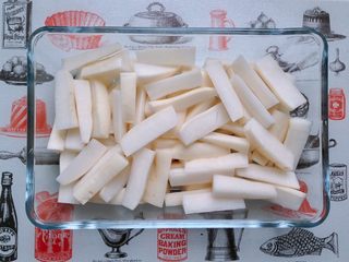 2、爽脆萝卜条,无需去皮,切小拇指大小的长条