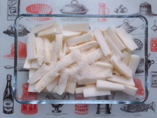 3、爽脆萝卜条,放入白糖