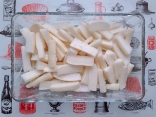 4、爽脆萝卜条,翻拌均匀,封上保鲜膜,冰箱冷藏5小时