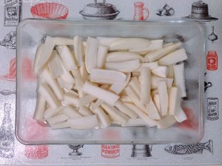 5、爽脆萝卜条,经过糖腌制,萝卜细胞中的大量水分被稀出