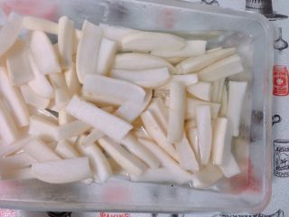 6、爽脆萝卜条, 取一小碗,倒出大部分萝卜糖水